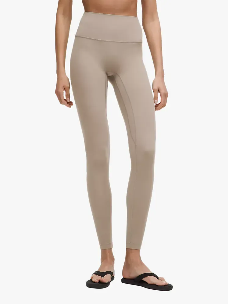 Pantaloni Lululemon Align No Line a vita alta in componente logato su sfondo grigio chiaro
