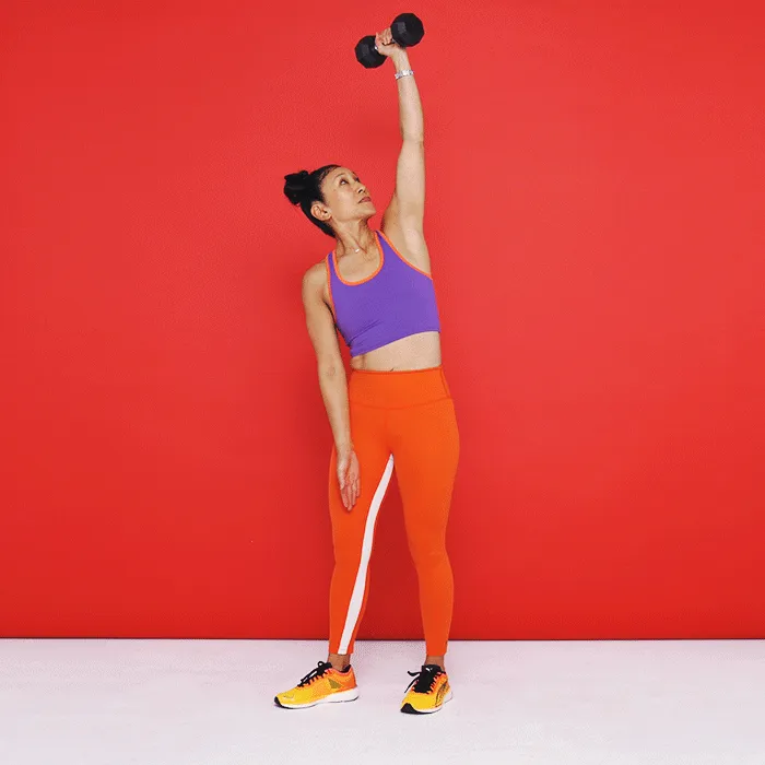 Tenez-vous debout, les pieds plus larges que la largeur des hanches, les deux pieds tournés à environ 45 degrés vers la gauche. Tenez un...