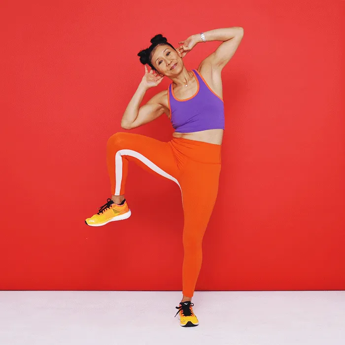 Tenez-vous debout, les pieds écartés à la largeur des hanches, les mains derrière la tête et les coudes écartés. Soulevez votre genou gauche vers votre gauche...