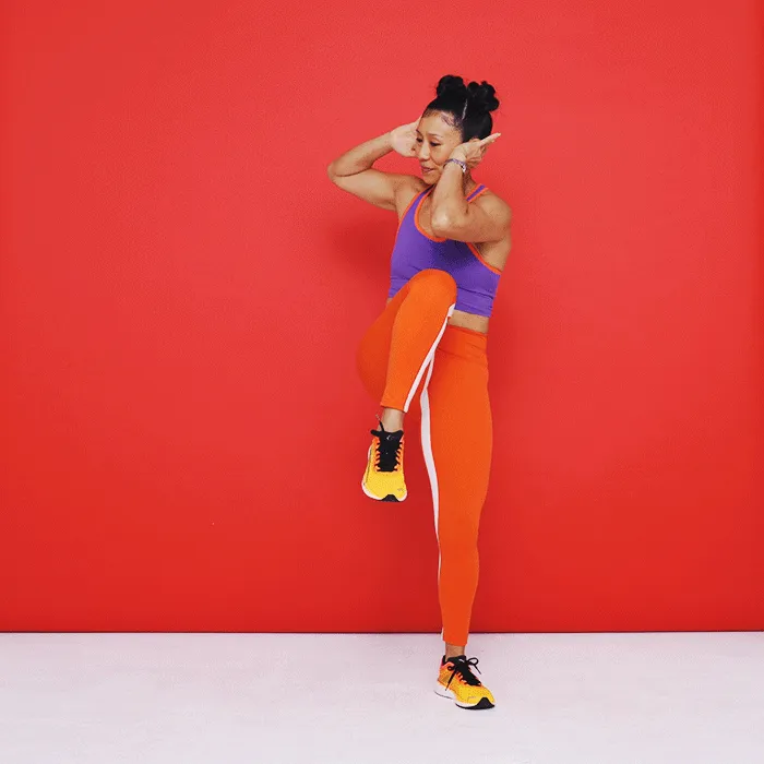 Tenez-vous debout, les pieds légèrement plus larges que la largeur des épaules, les mains levées par les oreilles, les paumes tournées vers l