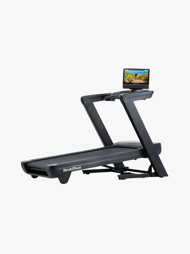 Tekalna steza NordicTrack Commercial 1750 v komponenti z blagovno znamko na svetlo sivi podlagi