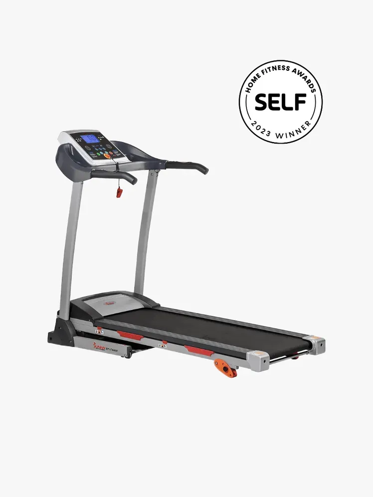 Tekalna steza Sunny Health & Fitness SF-T4400 v komponenti z blagovno znamko s pečatom Self home fitness awards v zgornjem desnem kotu na svetlo sivem ozadju