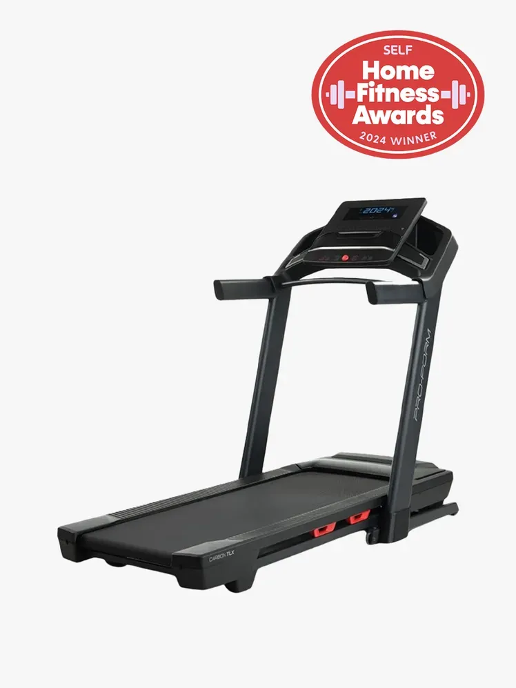 ProForm Carbon TLX v komponenti z blagovno znamko s pečatom nagrad za fitnes v zgornjem desnem kotu na svetlo sivem ozadju