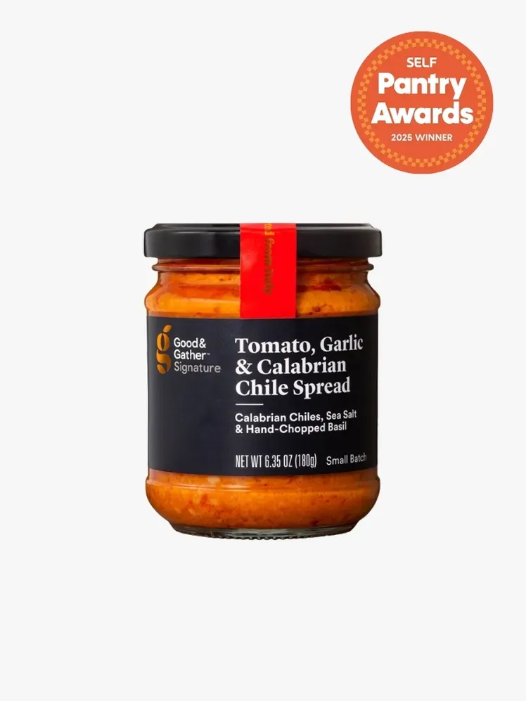 pot met zwart etiket en rode spread aan de binnenkant van het oranje Pantry Awards-zegel rechtsboven