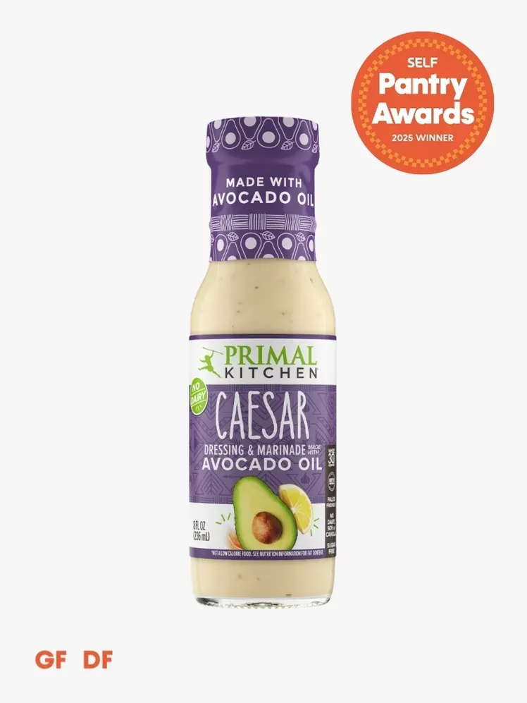 fles met paarse etikettering en oranje Pantry Awards-zegel rechtsboven