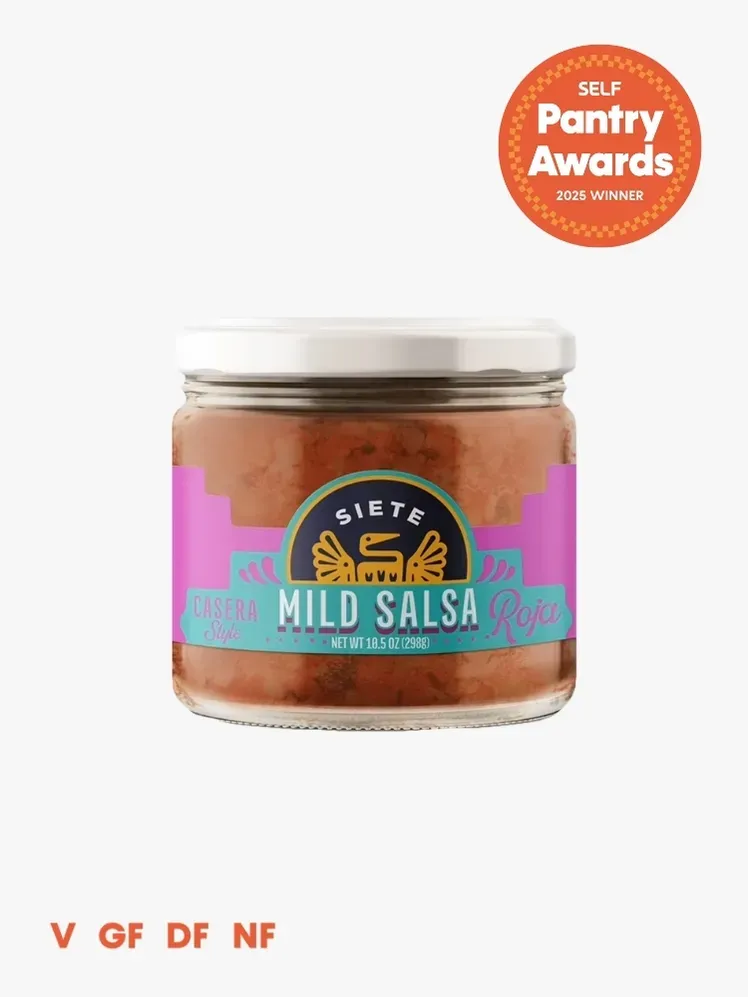 salsapot met blauw en roze etiket, oranje Pantry Awards-zegel rechtsboven