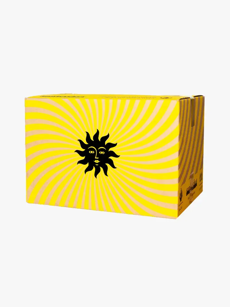 हल्के भूरे रंग की पृष्ठभूमि पर ब्रांडेड घटक में सनबास्केट