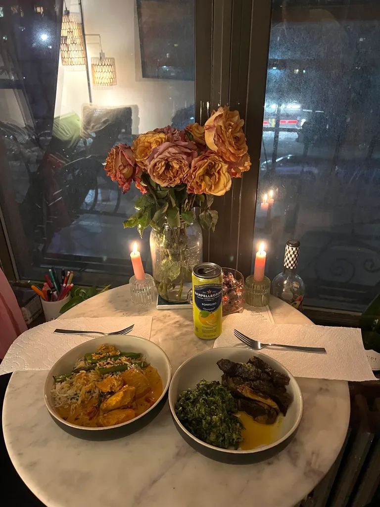 छवि में ब्रंच फ़ूड कटलरी फ़ोर्क मोमबत्ती फ़र्निचर टेबल टेबलटॉप फ़ूड प्रेजेंटेशन और कार शामिल हो सकती है