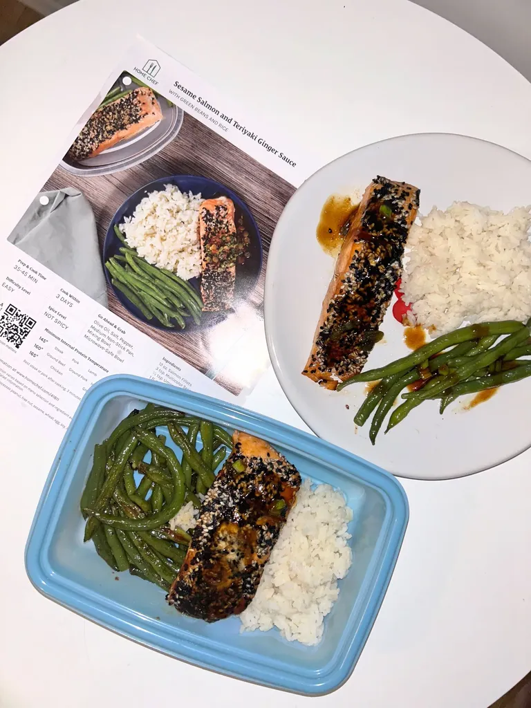 छवि में खाद्य खाद्य प्रस्तुति प्लेट समुद्री भोजन सैल्मन और क्यूआर कोड शामिल हो सकते हैं