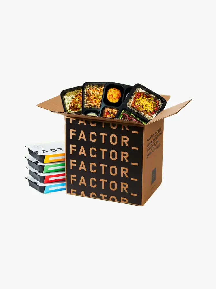 हल्के भूरे रंग की पृष्ठभूमि पर ब्रांडेड घटक का कारक