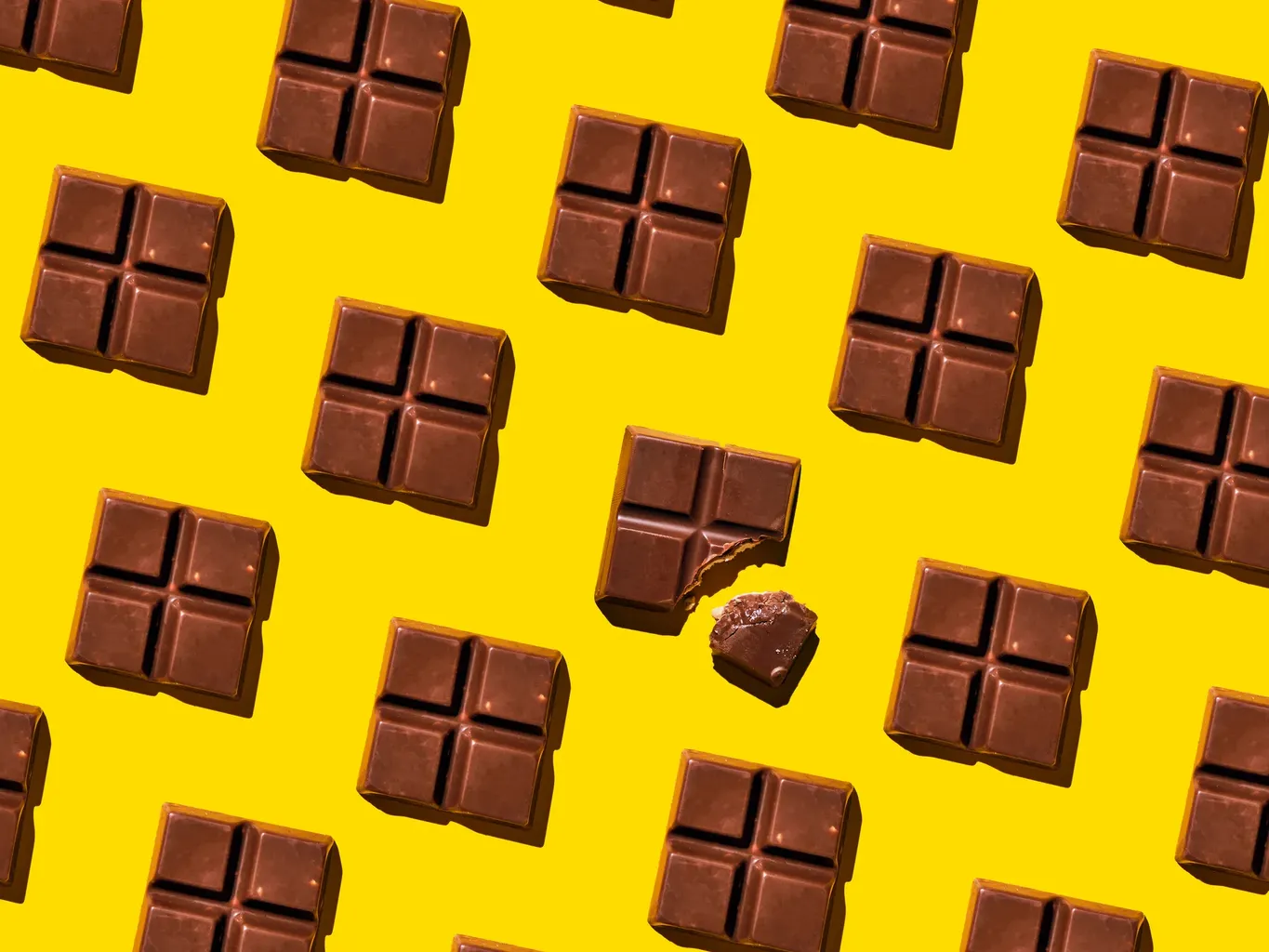 Négyzetek csokoládé sárga háttéren