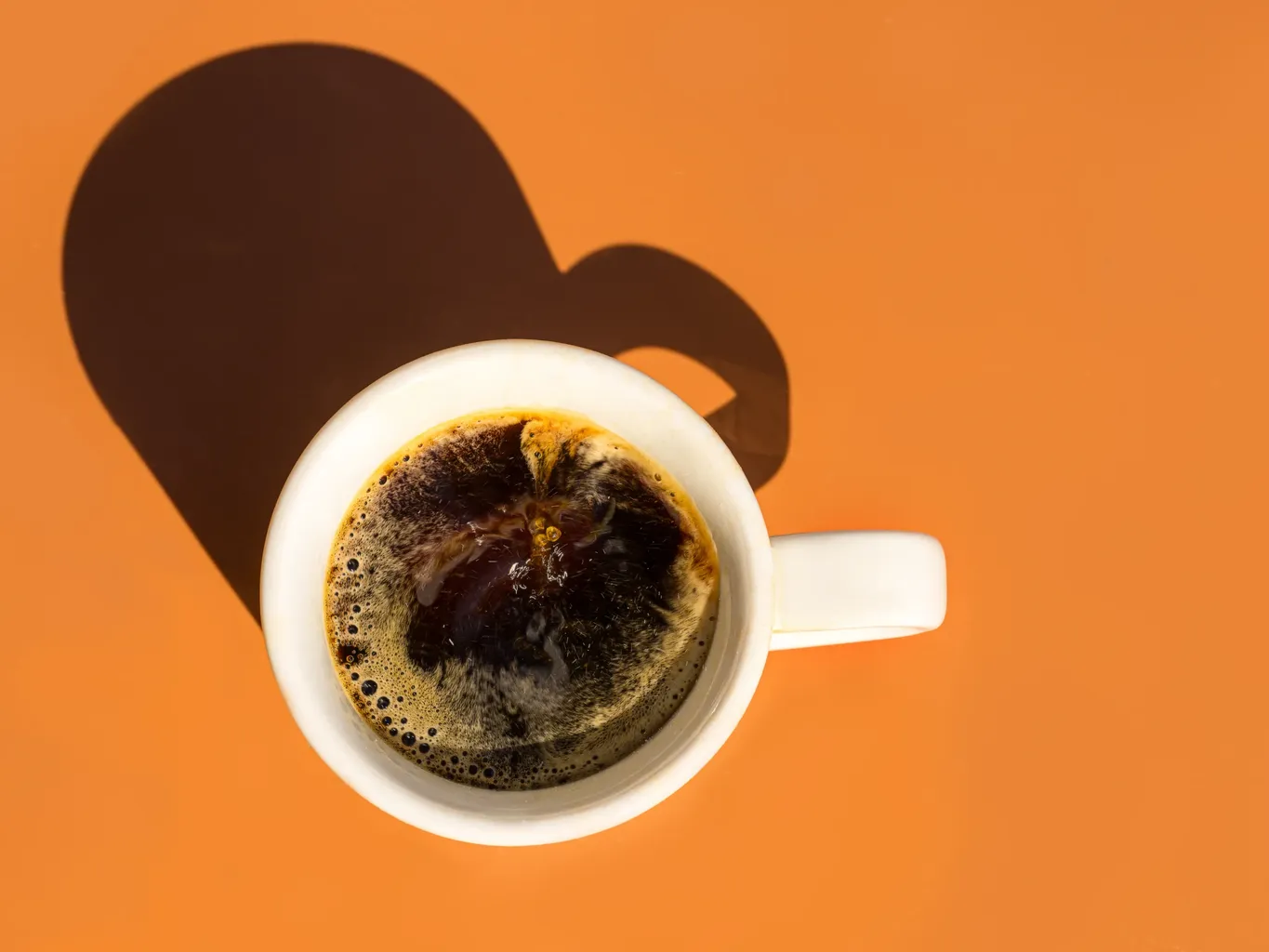 कॉफ़ी से मुझे बेचैनी क्यों महसूस होती है—और मैं उस मतली को कैसे रोक सकता हूँ?