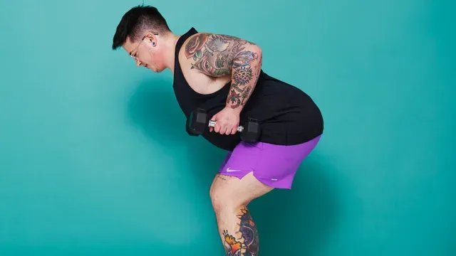 Questo semplice allenamento con manubri per la parte superiore del corpo aumenterà la forza delle braccia, della schiena e del petto