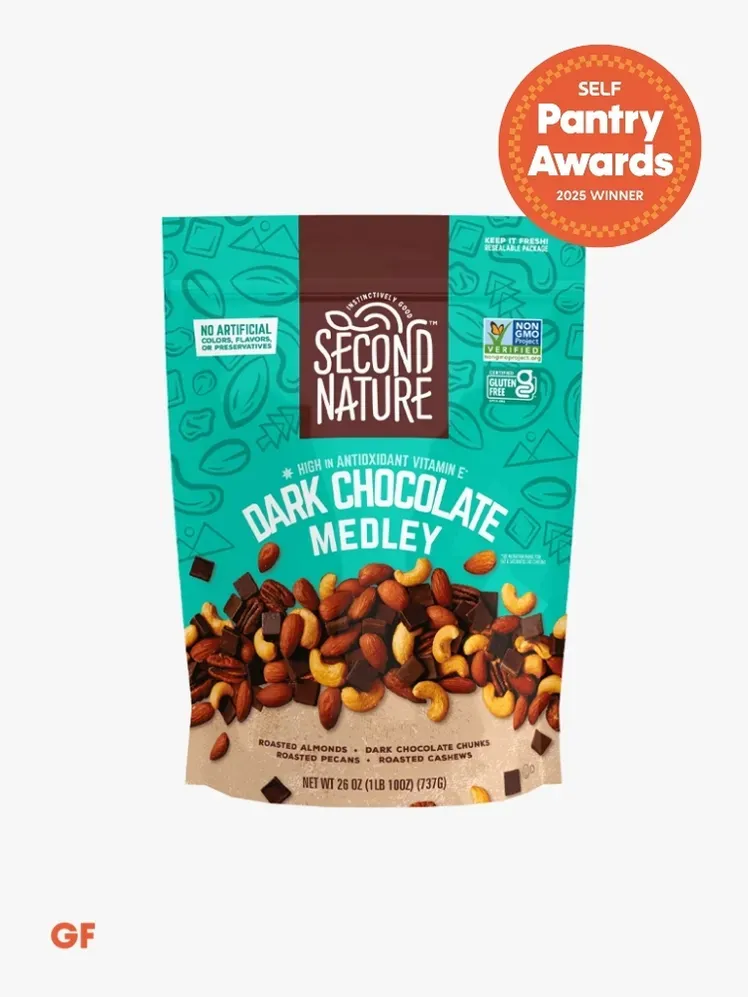 tirkizna vrećica s orasima na sebi s narančastim pečatom SELF Pantry Awards u gornjem desnom kutu