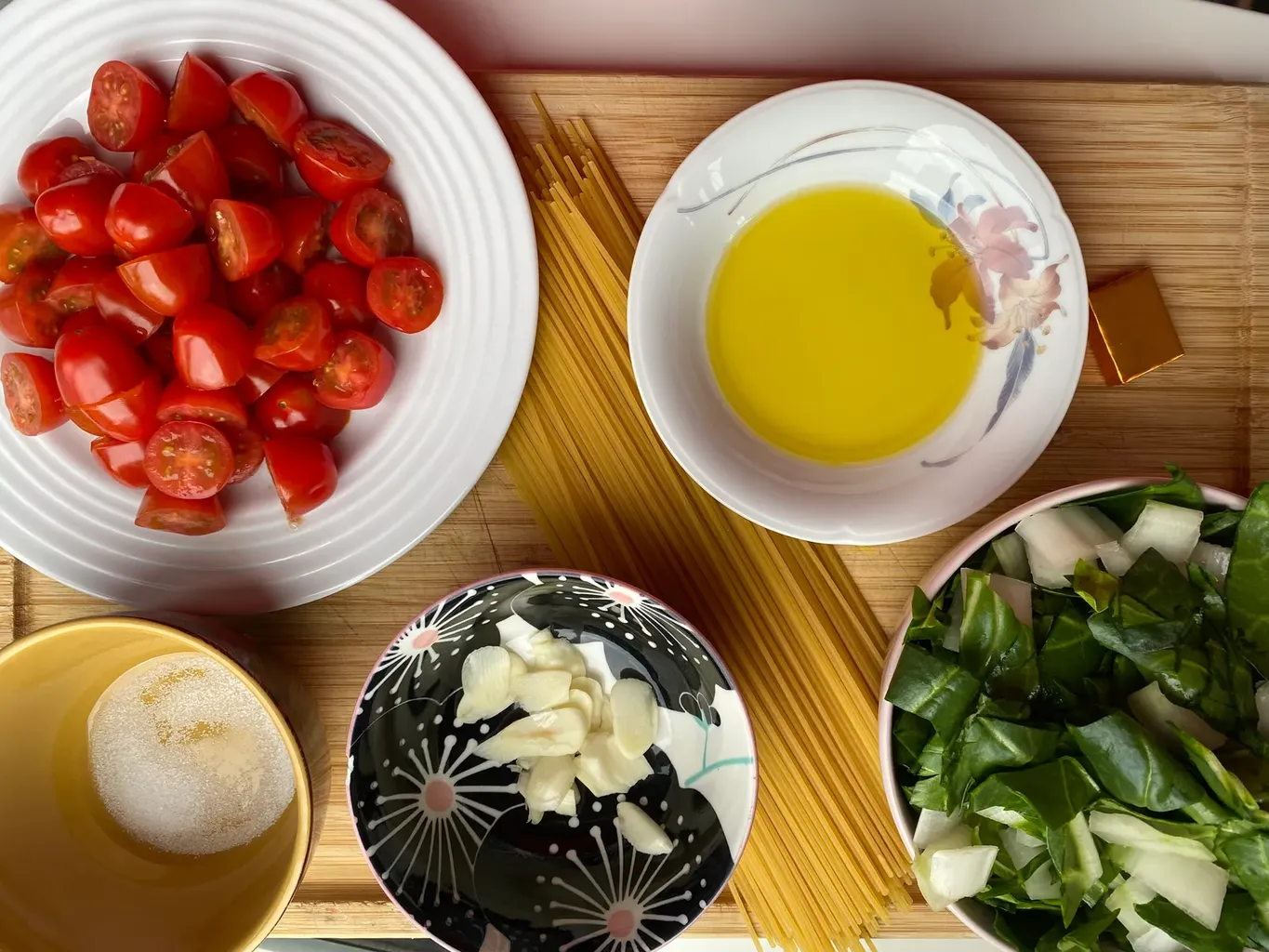 makaronų ingredientai ant pjaustymo lentos