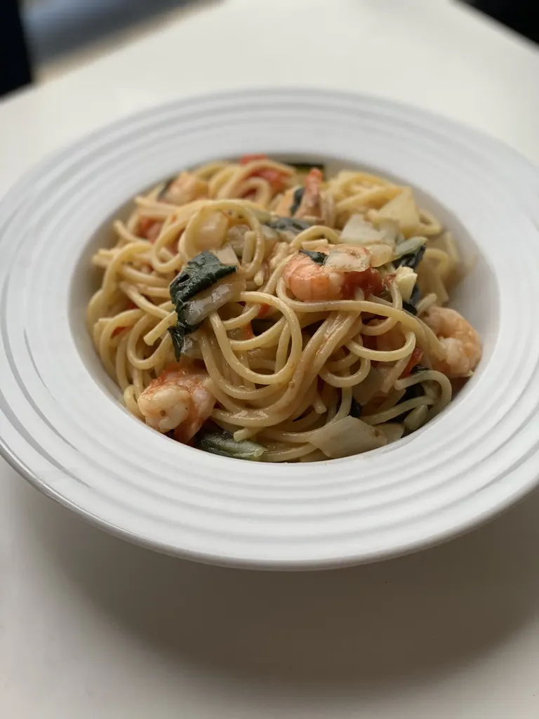 krevečių makaronai lėkštėje