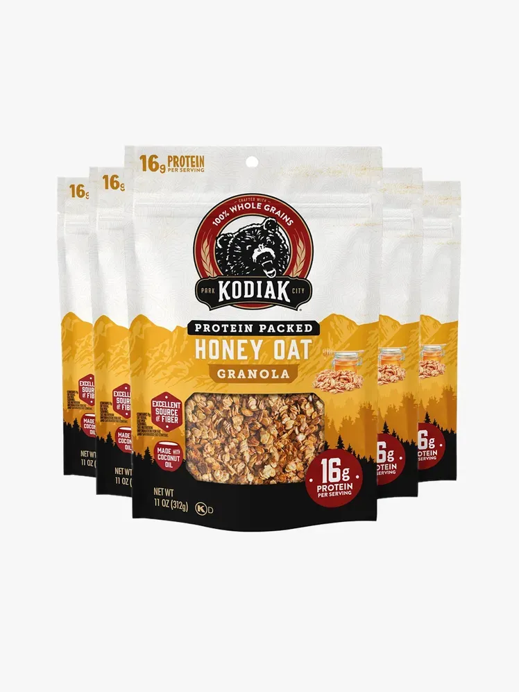 Kodiak Cakes Granola v blagovni znamki na svetlo sivi podlagi