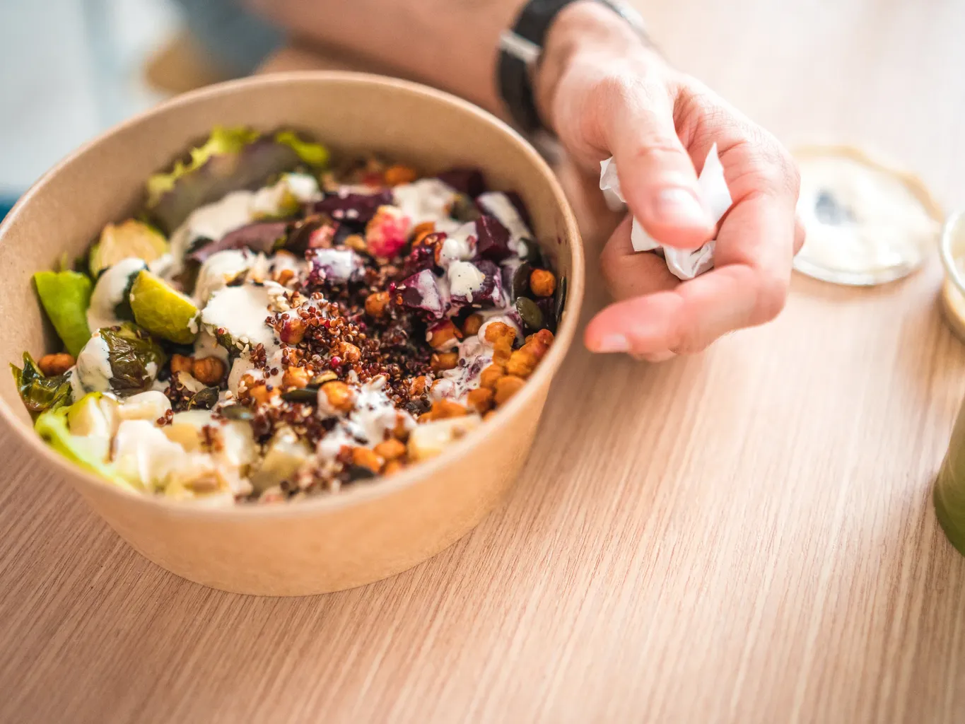 Ця миска з грецьким йогуртом із високим вмістом білка та клітковини — ідеальний 10-хвилинний обід WFH