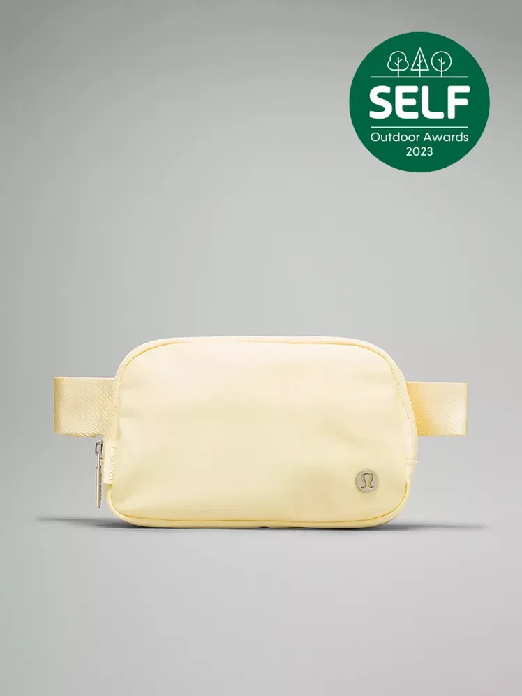 Everywhere Gürteltasche in leuchtendem Gelb auf grauem Hintergrund