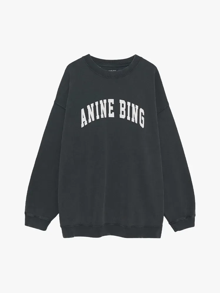 Anine Bing Spencer Pullover mit Markenlogo auf hellgrauem Hintergrund