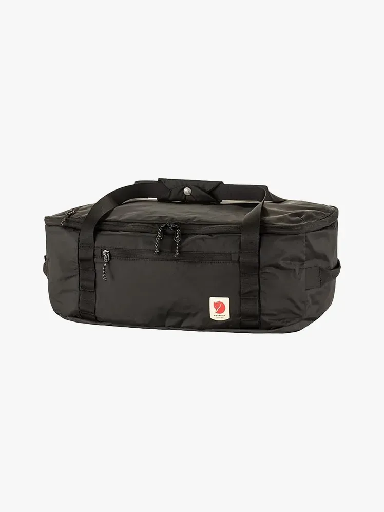 Fjällräven High Coast 36L Duffle Bag mit Markenlogo auf hellgrauem Hintergrund