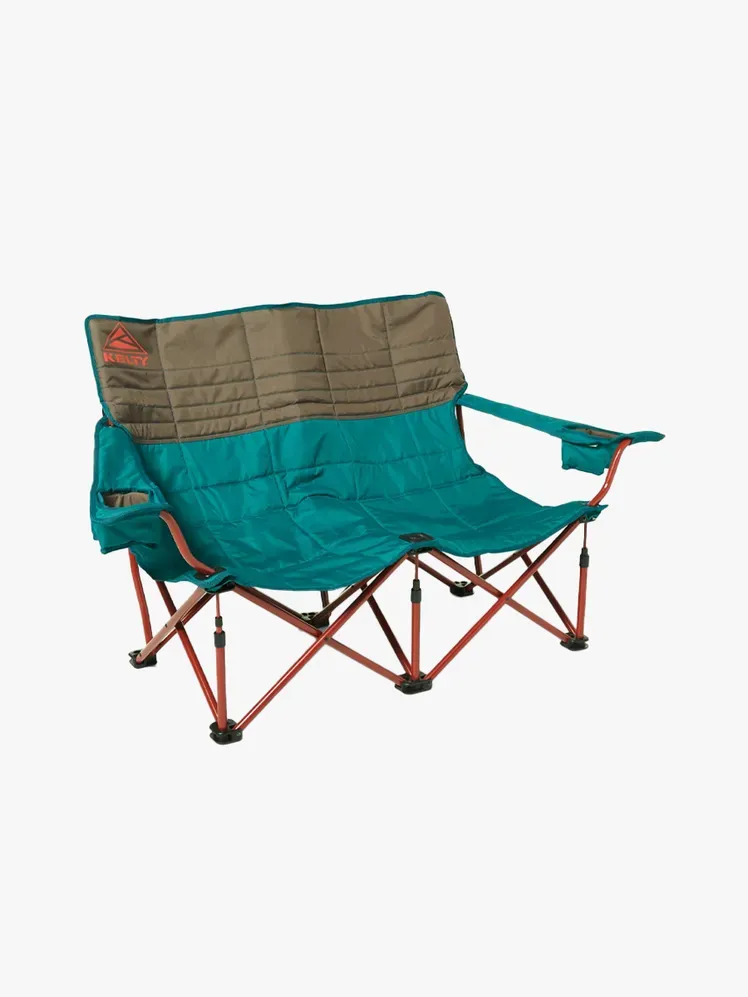 Kelty Low Loveseat Chair aus Markenkomponente auf hellgrauem Hintergrund
