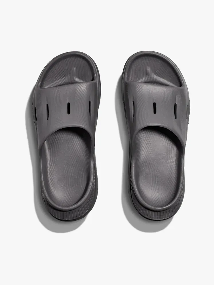 Hoka Ora Recovery 3 Slides mit Markenkomponente auf hellgrauem Hintergrund