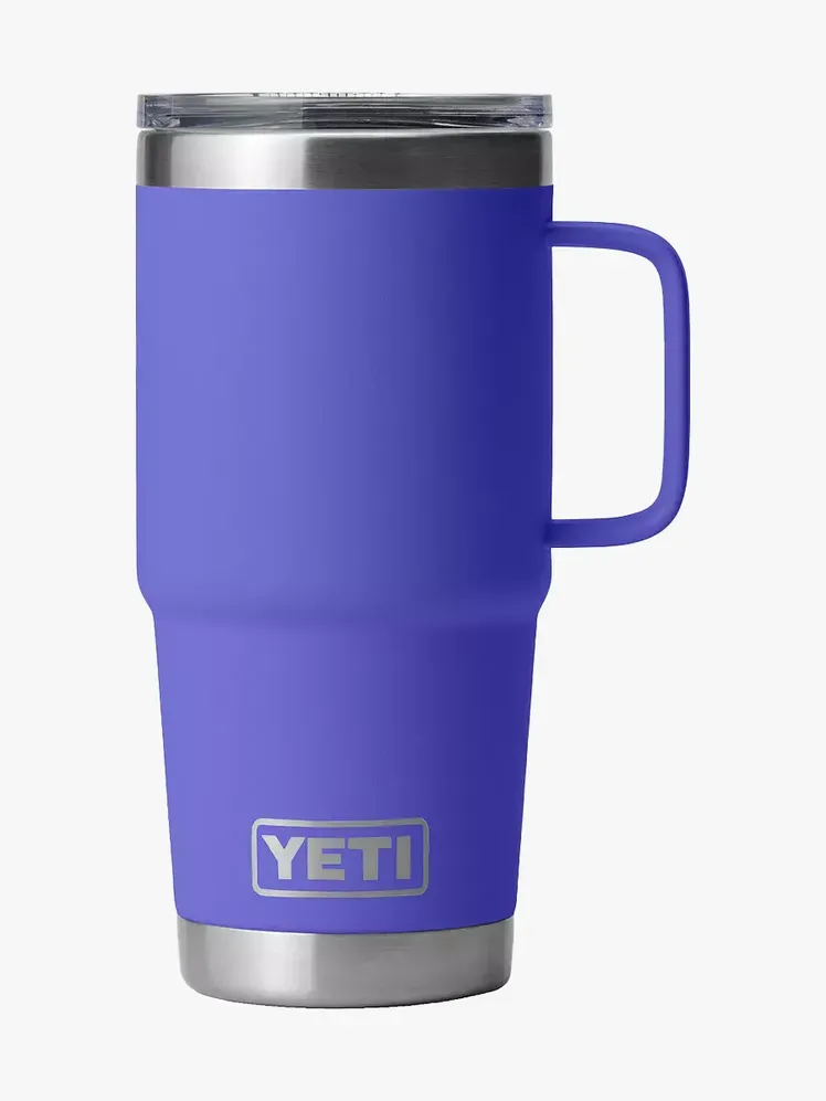 Yeti Rambler Reisebecher (20 oz.) mit Markenlogo auf hellgrauem Hintergrund