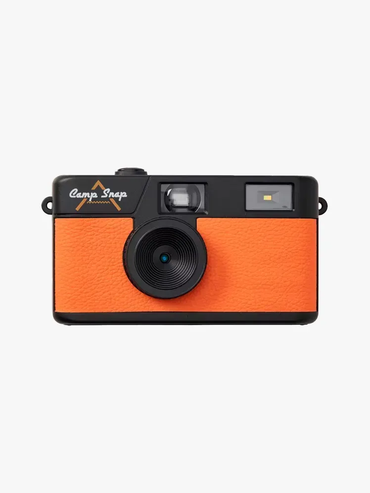 Bildschirmfreie Camp Snap-Digitalkamera mit Markenkomponente auf hellgrauem Hintergrund