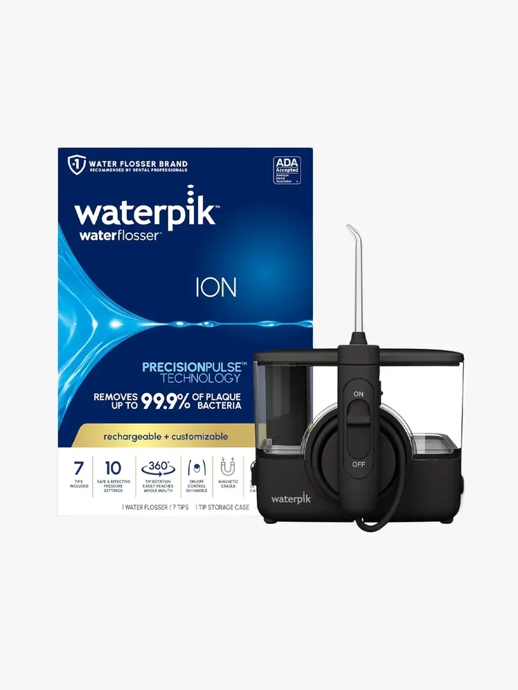 Waterpik Ion in Markenkomponente auf hellgrauem Hintergrund
