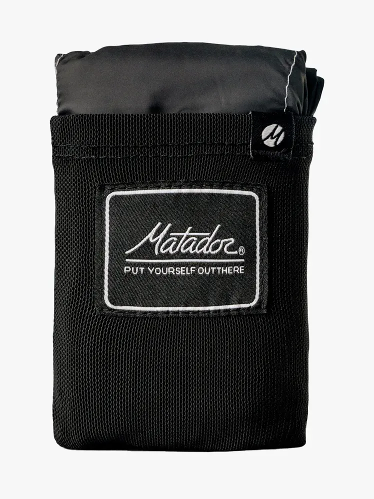 Matador Pocket Blanket aus Markenkomponente auf hellgrauem Hintergrund