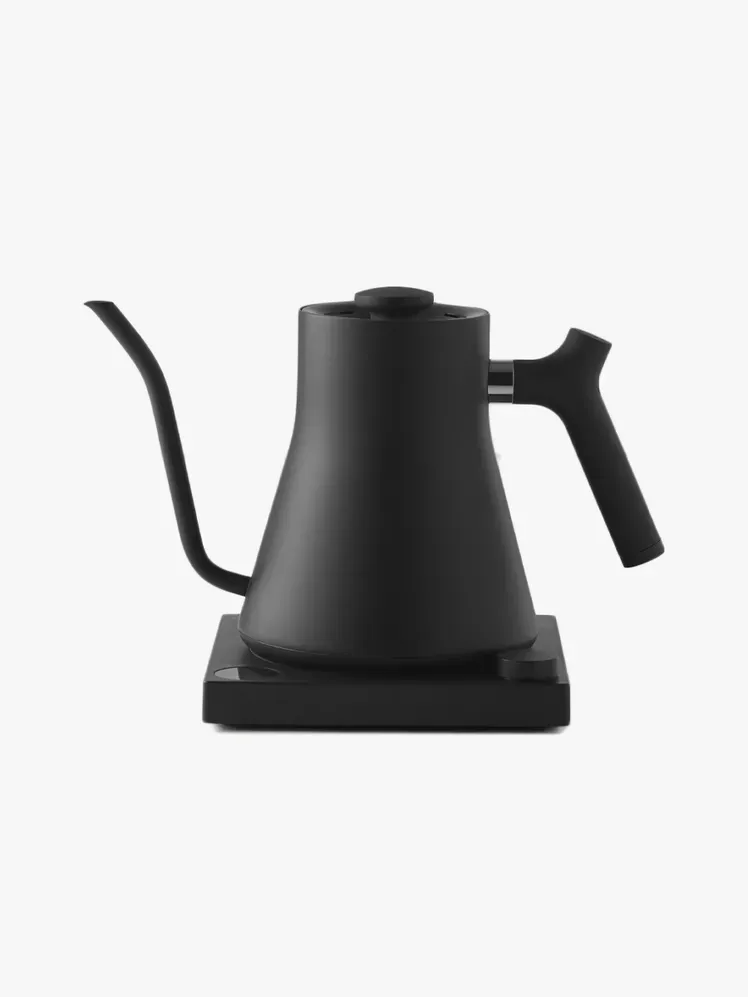 Elektrischer Wasserkocher „Fellow Stagg EKG“ mit Markenlogo auf hellgrauem Hintergrund