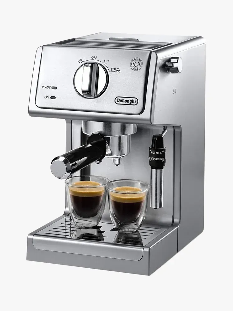De’Longhi Edelstahl-Pump-Espressomaschine mit Markenlogo auf hellgrauem Hintergrund