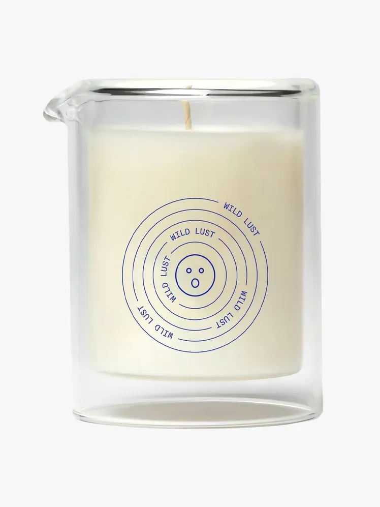 Dame Massagekerze in Markenkomponente auf hellgrauem Hintergrund