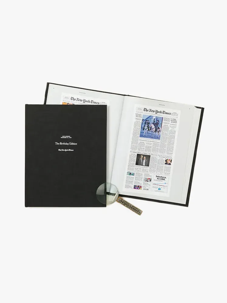 Personalisiertes New York Times-Geburtstagsbuch mit Markenlogo auf hellgrauem Hintergrund