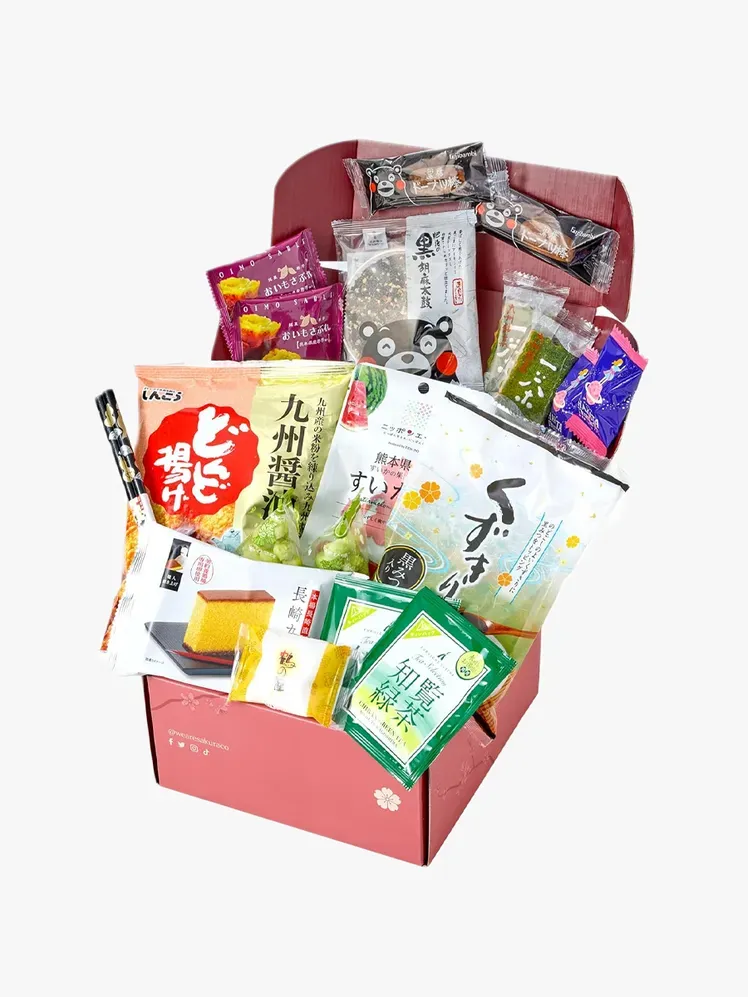 Abo-Boxen für japanische Snacks und Süßigkeiten von Sakuraco mit Markenlogo auf hellgrauem Hintergrund