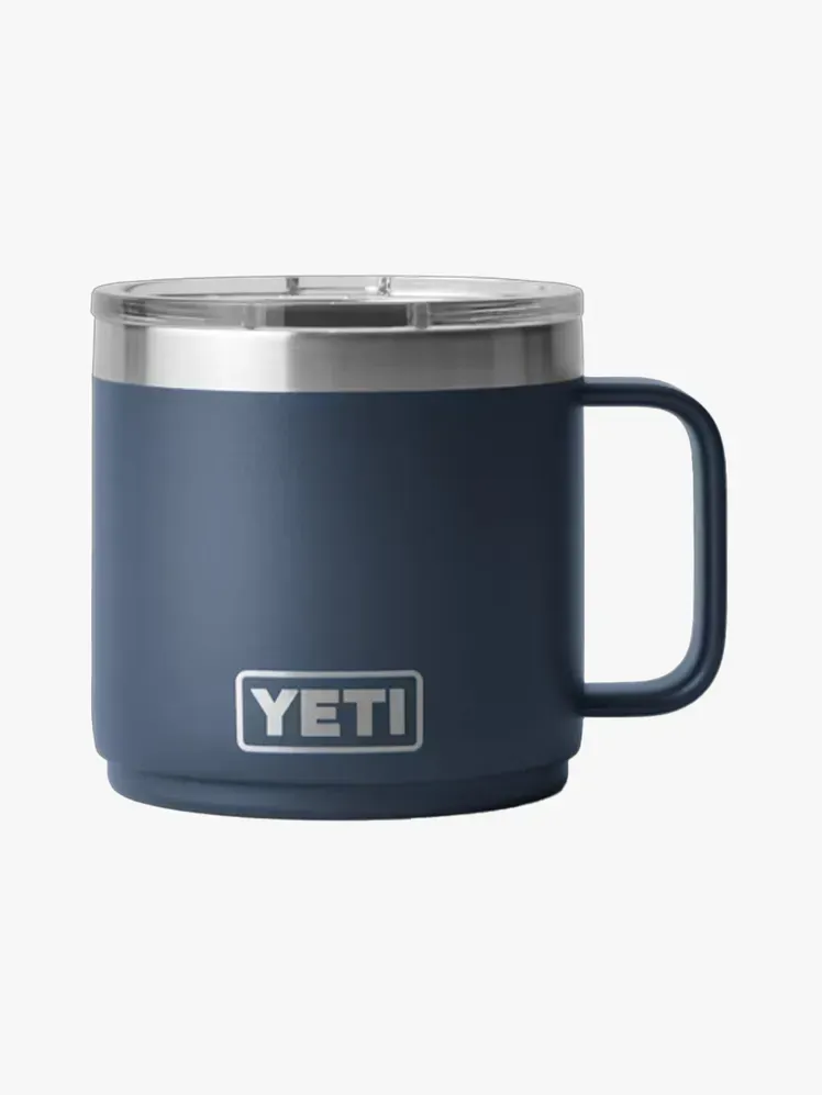 Stapelbarer Rambler-Becher mit Henkel (14 oz.) aus Markenlogo auf hellgrauem Hintergrund