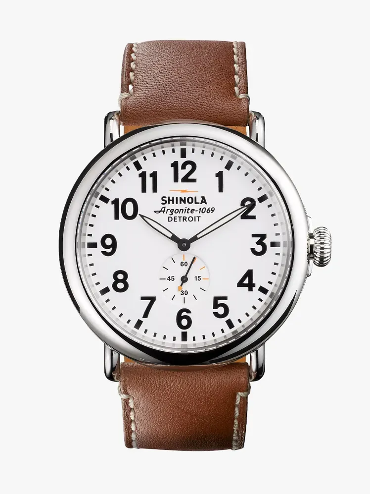 Shinola Runwell Edelstahluhr mit Markenkomponente auf hellgrauem Hintergrund