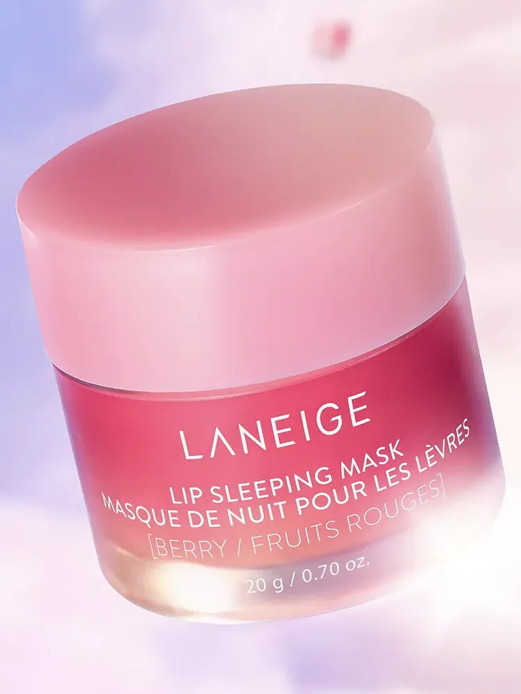 Máscara para dormir labial en frasco rosa de marca con tapa rosa sobre fondo blanco