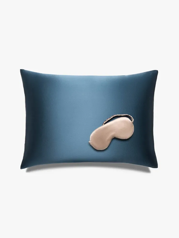 Paquete Brooklinen Mulberry Silk con componentes de la marca sobre un fondo gris claro