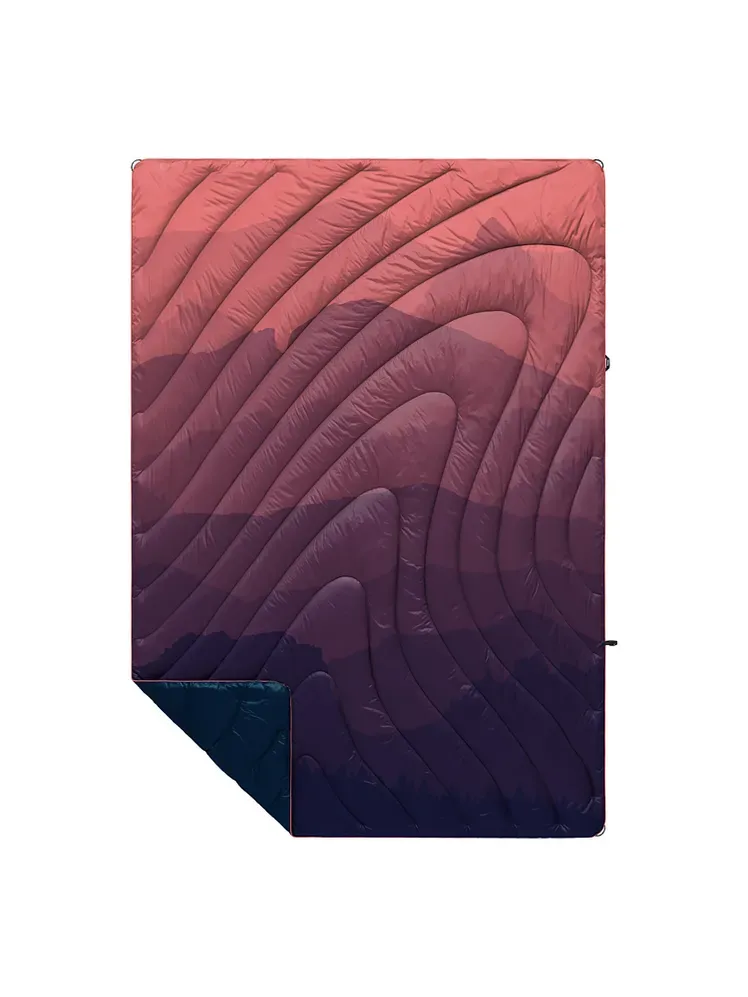 Manta reciclada hinchada original de Rumpl en color rojo degradado sobre fondo blanco