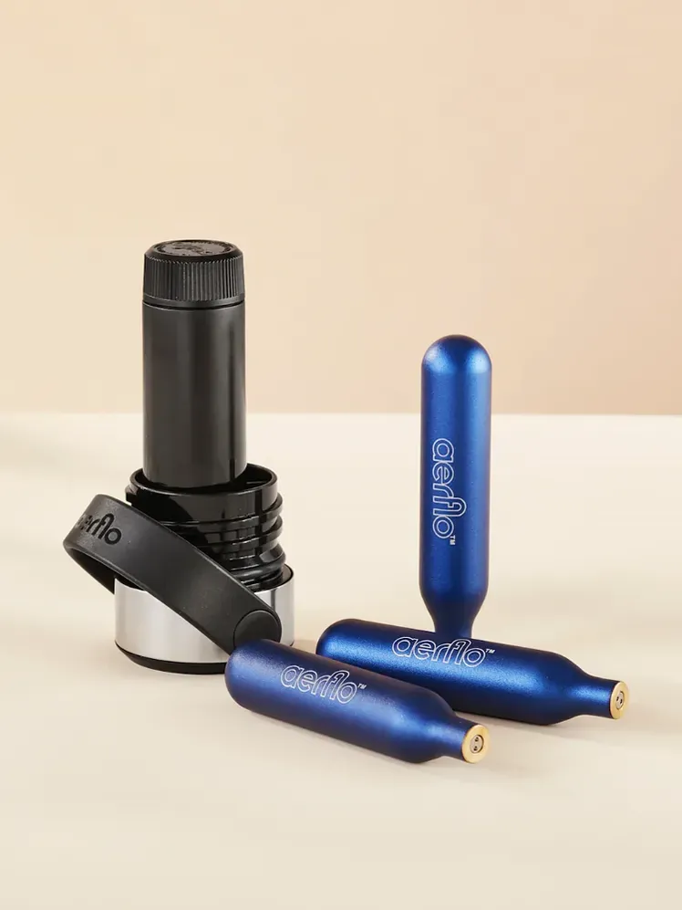 Paquete Aer System en color azul, dorado, negro y plateado con la marca sobre fondo amarillo