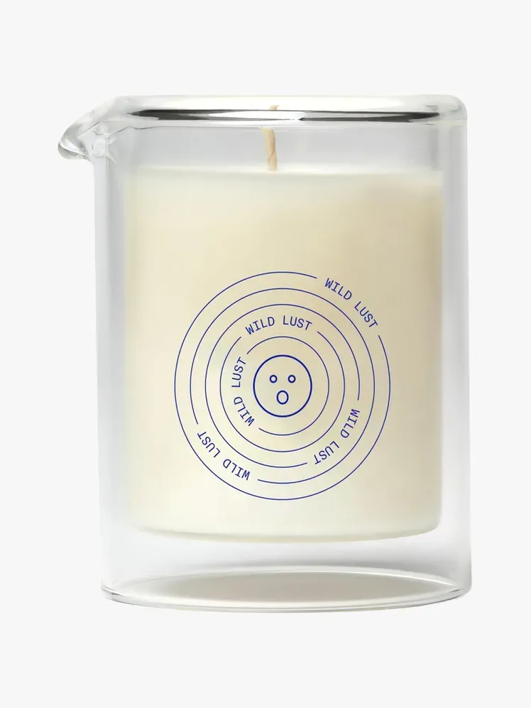 Vela de aceite de masaje Dame en componente de marca sobre un fondo gris claro