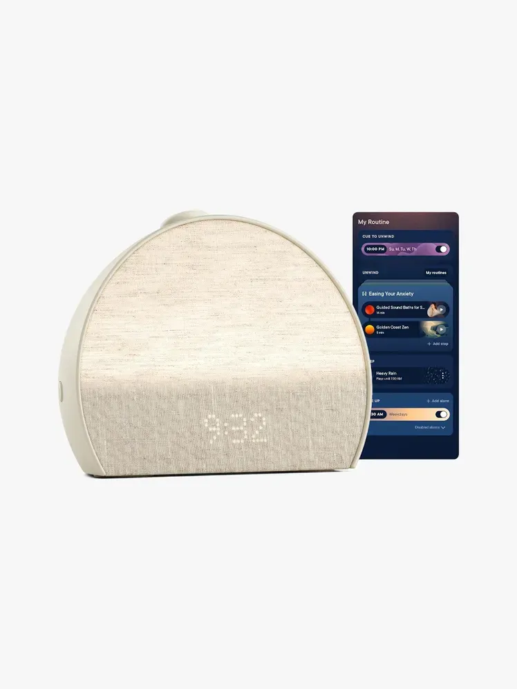 Hatch Restore 3 Sunrise Alarm Clock en componente de marca sobre un fondo gris claro