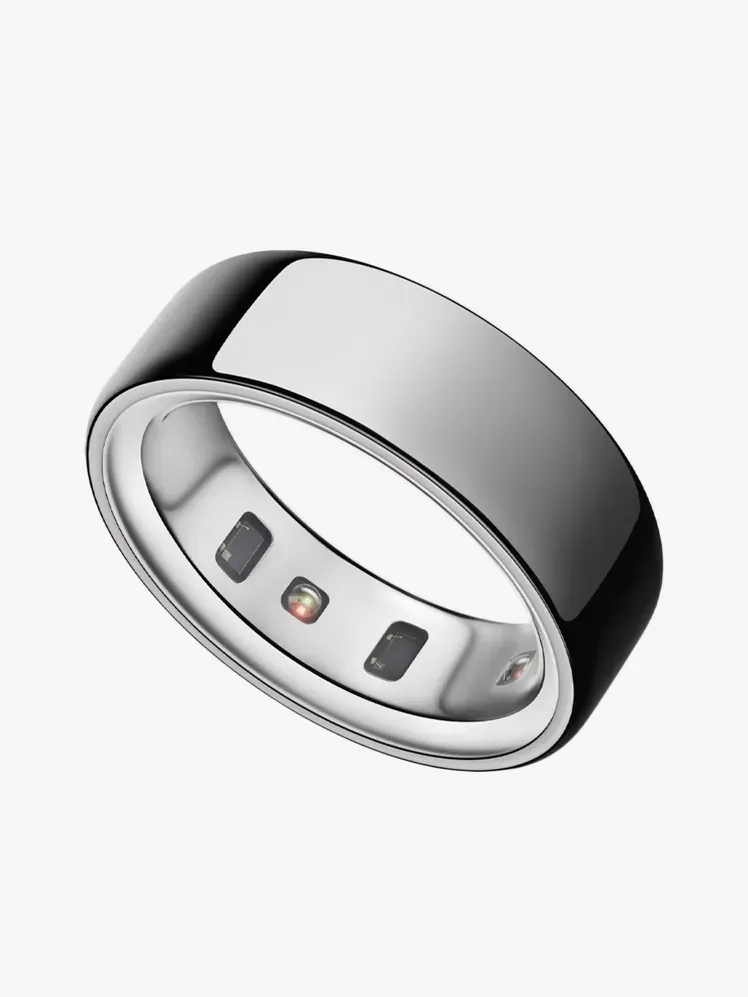 Oura Ring 4 en componente de la marca sobre fondo gris claro
