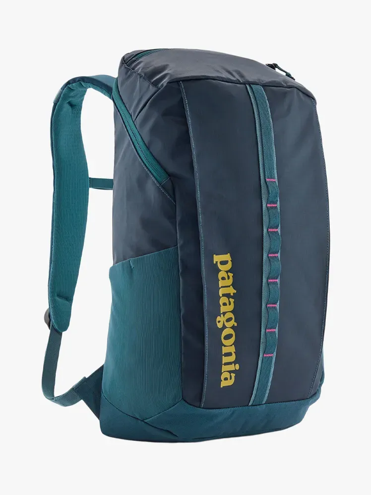 Patagonia Black Hole Pack 25L en composant griffé sur fond gris clair
