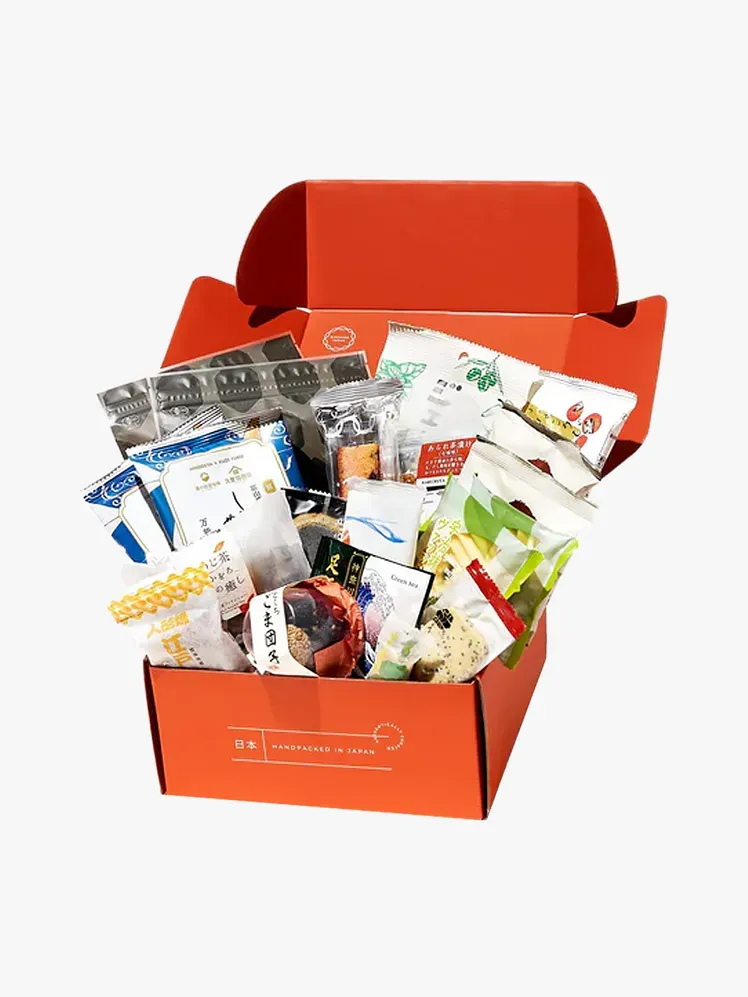 Bokksu Classic Gift Box en composant de marque sur fond gris clair