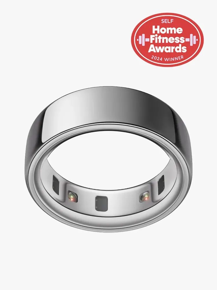 Oura Ring 4 en composant de marque sur fond gris clair avec le sceau des récompenses de fitness à domicile dans le coin supérieur droit