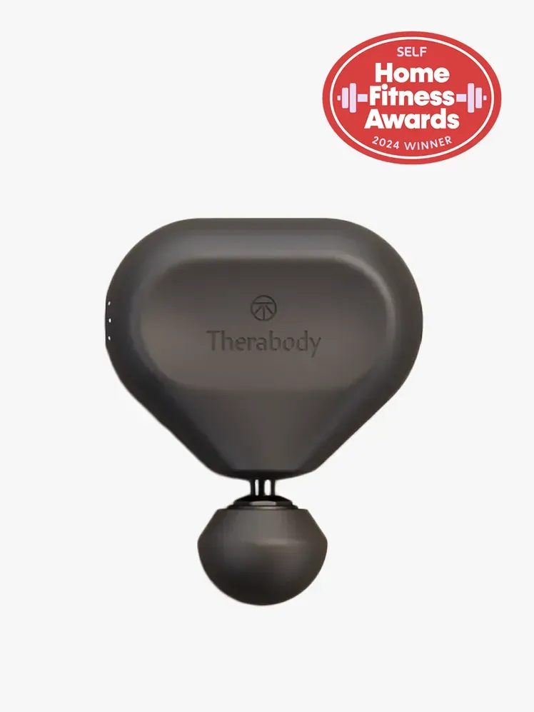 Theragun Mini dans un composant de marque avec le sceau des récompenses de fitness à domicile dans le coin supérieur droit sur fond gris clair