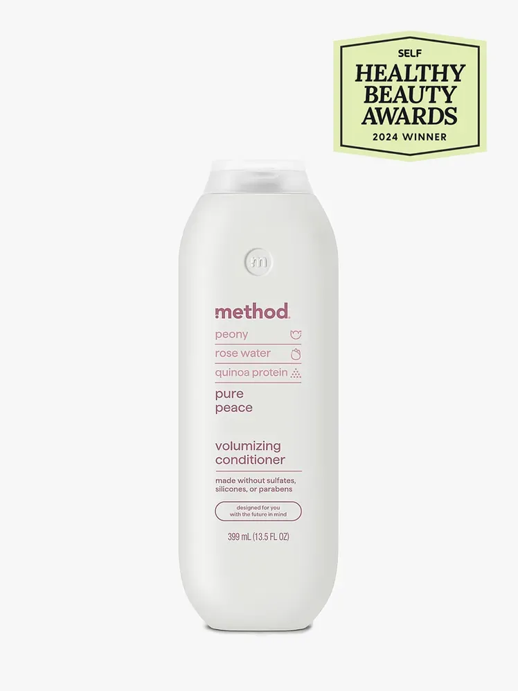 メソッド ピュア ピース ボリューマイジング コンディショナーのブランド コンポーネントに、ライト グレーの背景の右上隅に健康的な美容賞のシールが付いています。